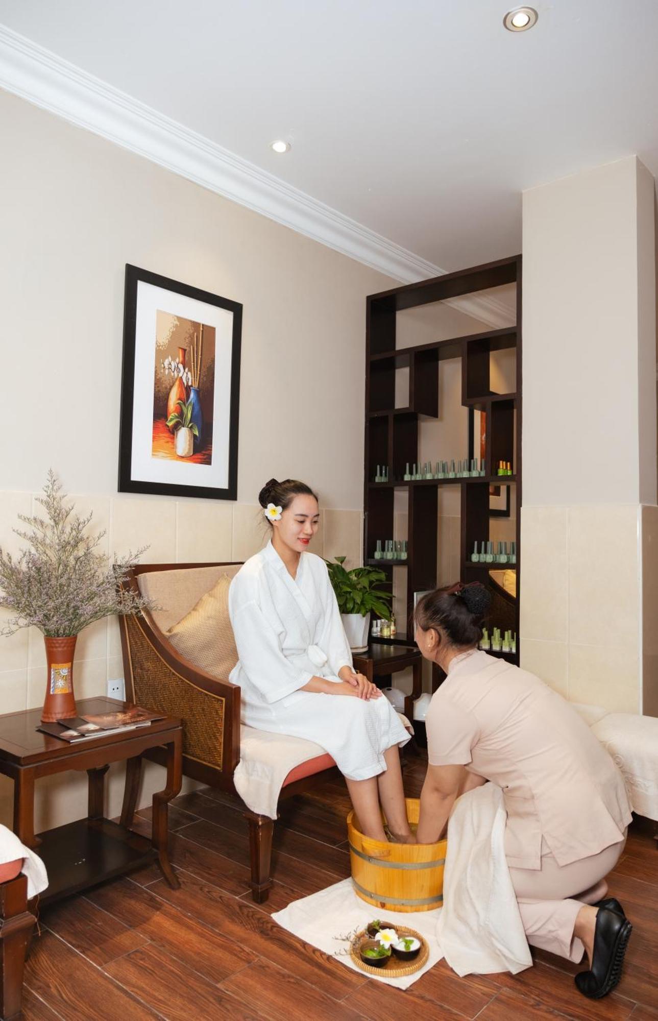 Allegro Hoi An . A Little Luxury Hotel & Spa Zewnętrze zdjęcie A foot massage