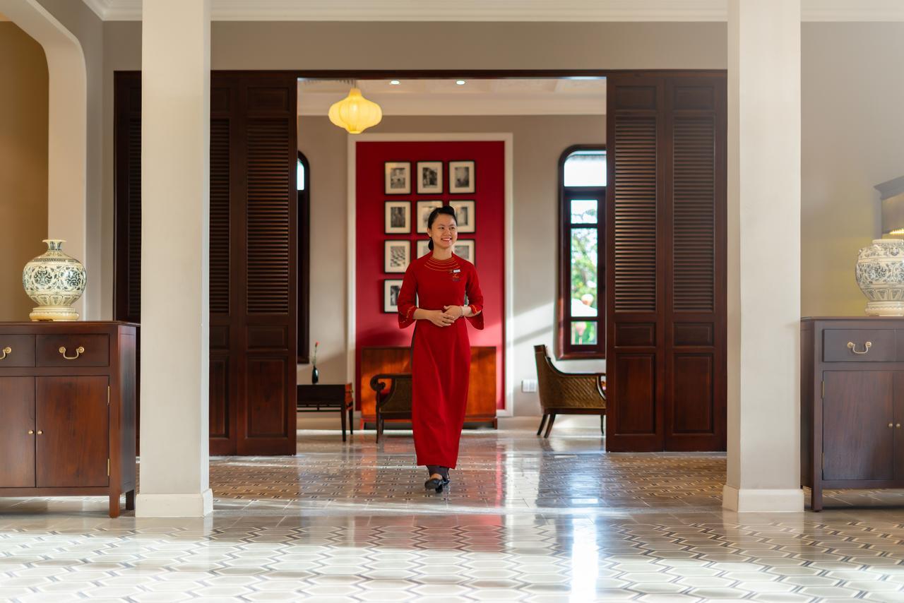 Allegro Hoi An . A Little Luxury Hotel & Spa Zewnętrze zdjęcie A Concierge at the Mandarin Oriental, Saigon