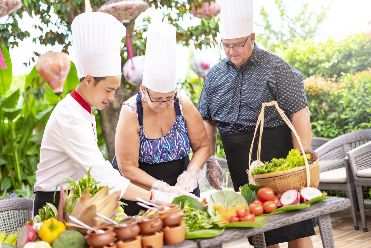 Allegro Hoi An . A Little Luxury Hotel & Spa Zewnętrze zdjęcie A couple learning to cook Thai cuisine