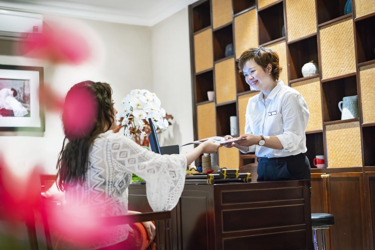 Allegro Hoi An . A Little Luxury Hotel & Spa Zewnętrze zdjęcie A guest checking in at the hotel
